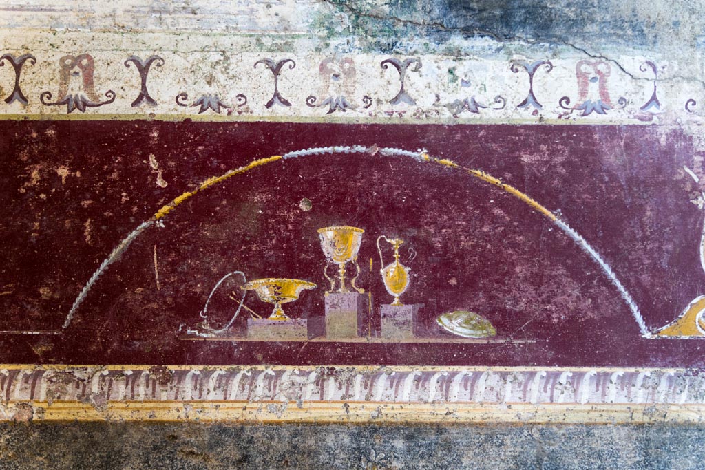 V.4.a Pompeii. January 2023. 
Room ‘h’, detail from painted predella on north wall on east side of central panel. Photo courtesy of Johannes Eber.