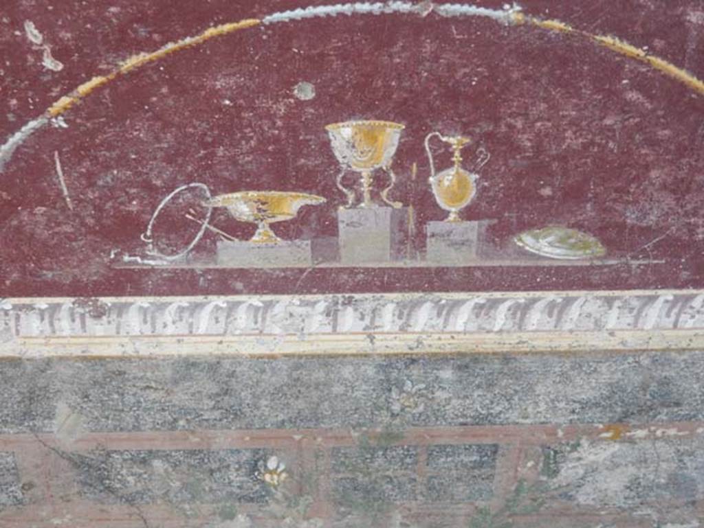 V.4.a Pompeii. May 2015. Detail of jugs and bowls from predella on east end of north wall in tablinum. Photo courtesy of Buzz Ferebee.