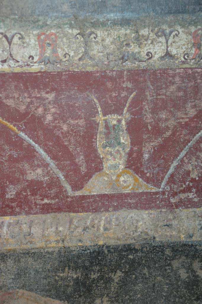 V.4.a Pompeii. March 2018. 
Room ‘h’, detail from painted predella on north wall on east side of central panel towards east end.
Foto Annette Haug, ERC Grant 681269 DÉCOR.