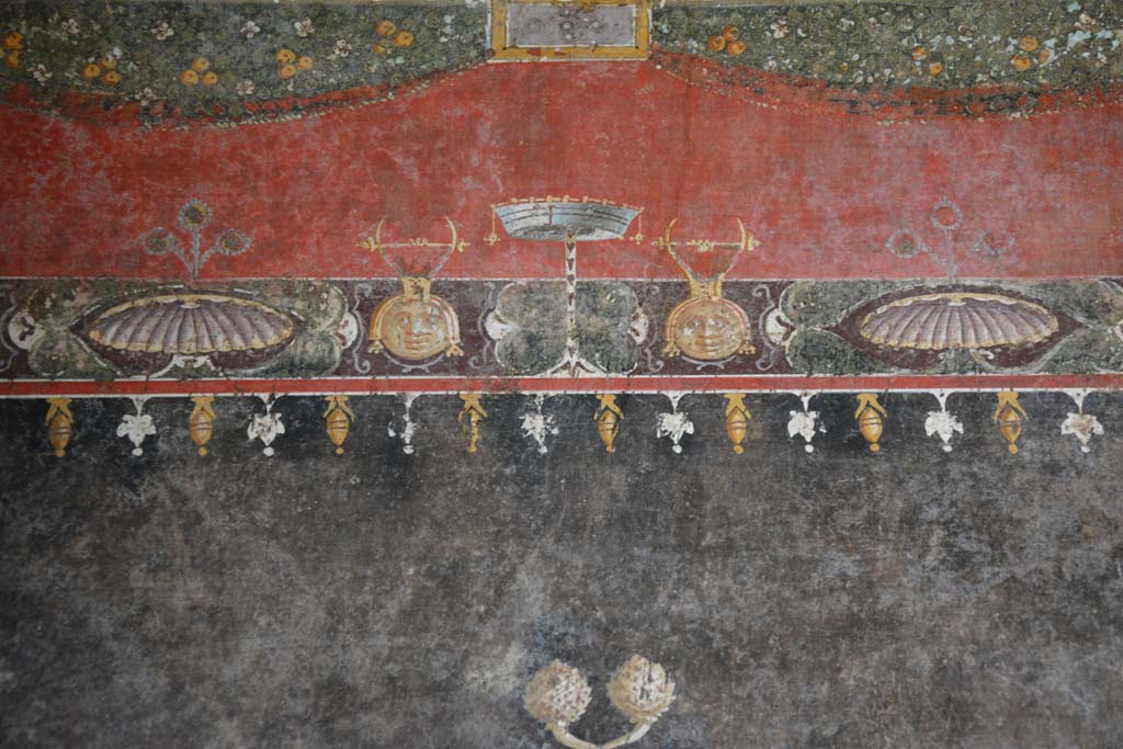 V.4.a Pompeii. March 2019. Room ‘h’, detail of painted decoration above black side panel on upper south wall at east end. 
Foto Annette Haug, ERC Grant 681269 DÉCOR.