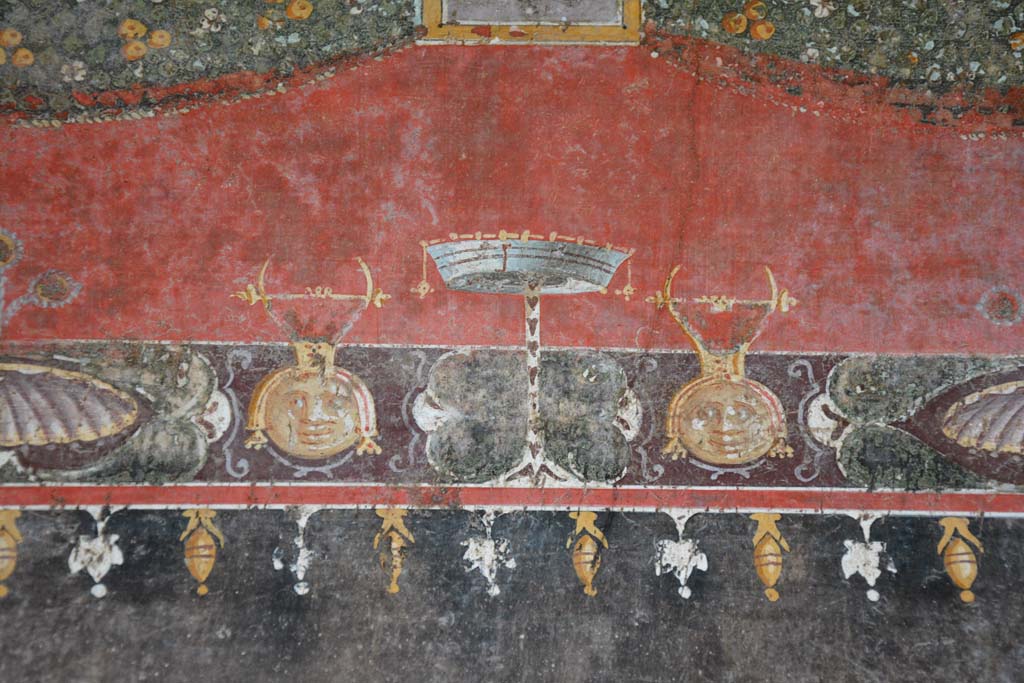 V.4.a Pompeii. March 2018. Room ‘h’, detail of painted decoration above black side panel on upper south wall at east end. 
Foto Annette Haug, ERC Grant 681269 DÉCOR.