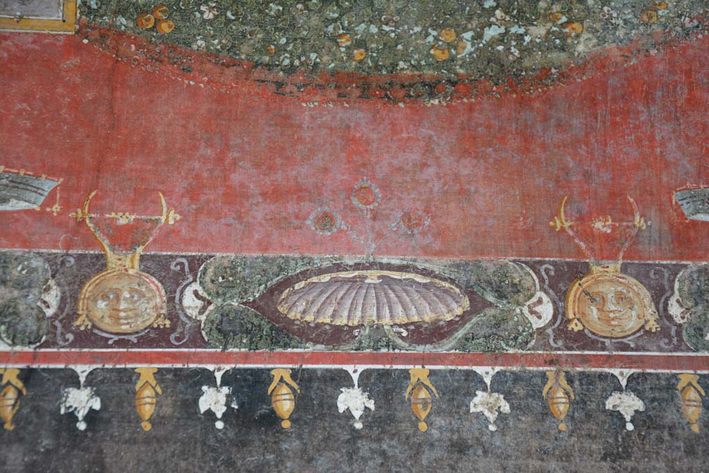 V.4.a Pompeii. March 2018. Room ‘h’, upper south wall at east end, detail of painted decoration above black side panel.
Foto Annette Haug, ERC Grant 681269 DÉCOR.