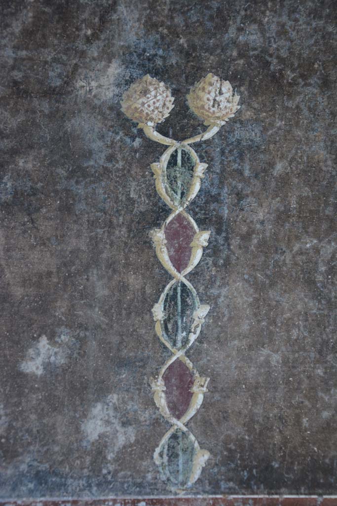 V.4.a Pompeii. March 2018. Room ‘h’, painted detail from black side panel at east end of south wall. 
Foto Annette Haug, ERC Grant 681269 DÉCOR