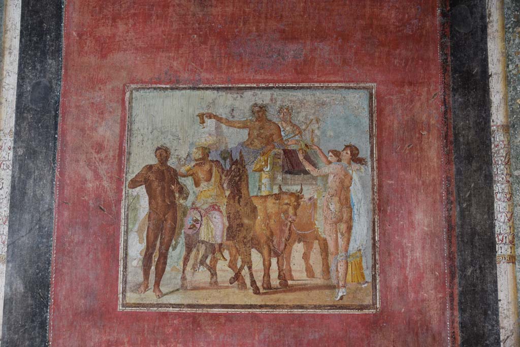 V.4.a Pompeii. March 2018. 
Room ‘h’, central red panel with wall painting of Bacchus and Ariadne riding on a chariot drawn by two oxen
Foto Annette Haug, ERC Grant 681269 DÉCOR.