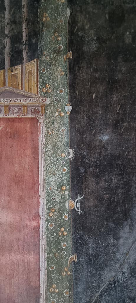 V.4.a Pompeii. January 2023.
Room ‘h’, detail from west end of south wall in tablinum. 
Photo courtesy of Miriam Colomer.