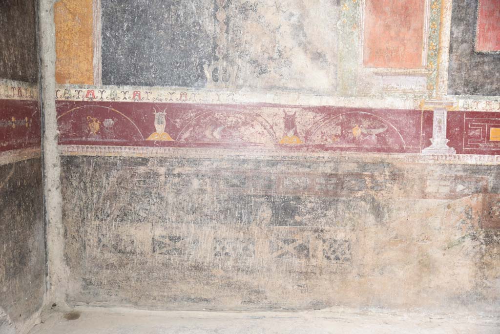 V.4.a Pompeii. March 2018. Room ‘h’, painted predella and zoccolo from lower south wall at east end. 
Foto Annette Haug, ERC Grant 681269 DÉCOR.
