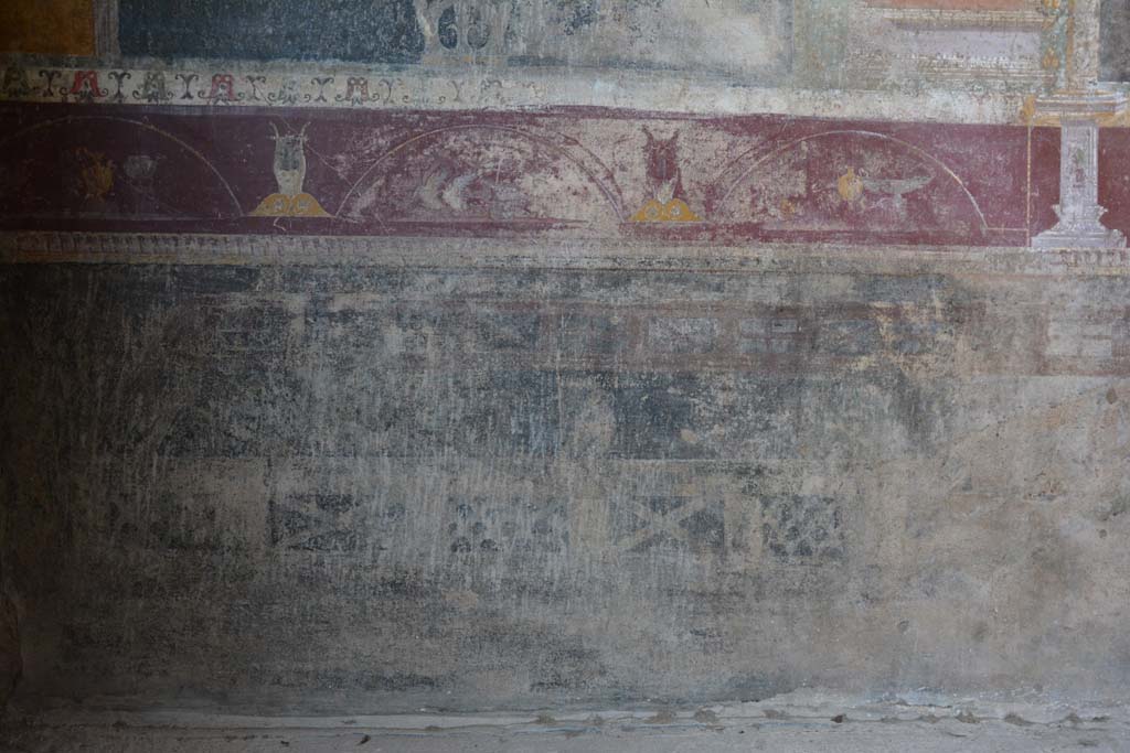 V.4.a Pompeii. March 2019. Room ‘h’, garden painting on black zoccolo below predella at east end of south wall. 
Foto Annette Haug, ERC Grant 681269 DÉCOR.