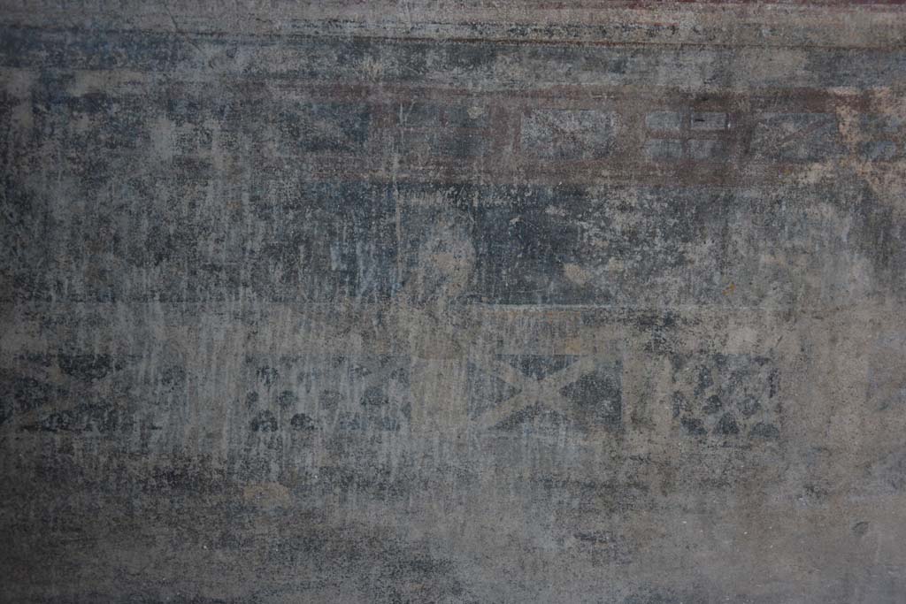 V.4.a Pompeii. March 2019. Room ‘h’, detail of painted bird, just visible, from garden painting on zoccolo at east end of south wall. 
Foto Annette Haug, ERC Grant 681269 DÉCOR.