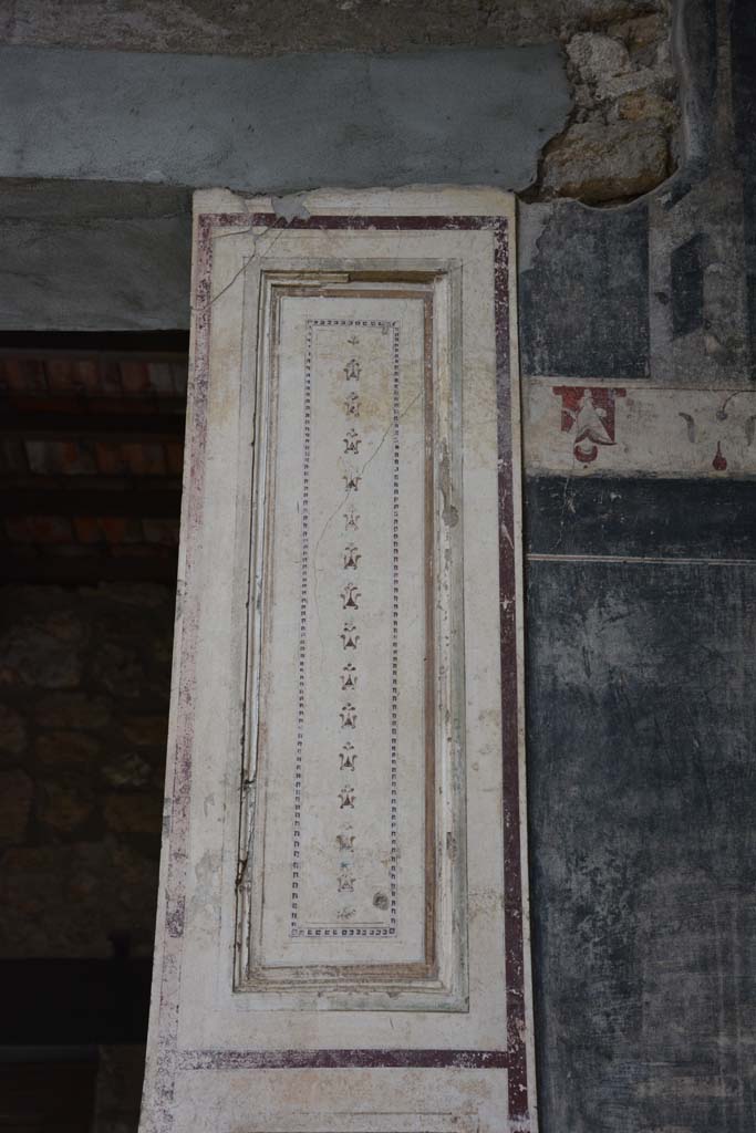 V.4.a Pompeii. March 2018. 
Looking east towards upper pilaster in atrium ‘b’, connected to tablinum ‘h’,
Foto Annette Haug, ERC Grant 681269 DÉCOR.