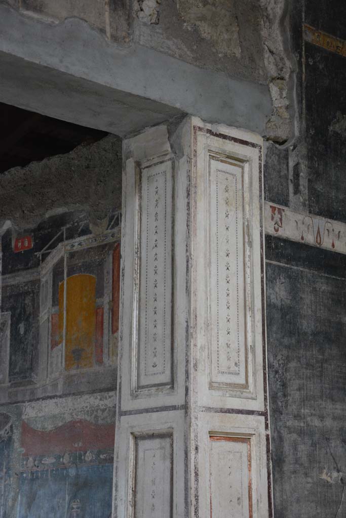 V.4.a Pompeii. March 2018. 
Room ‘h’, detail of upper pilaster and south wall of tablinum, on left.
On the right is atrium ‘b’.
Foto Annette Haug, ERC Grant 681269 DÉCOR.