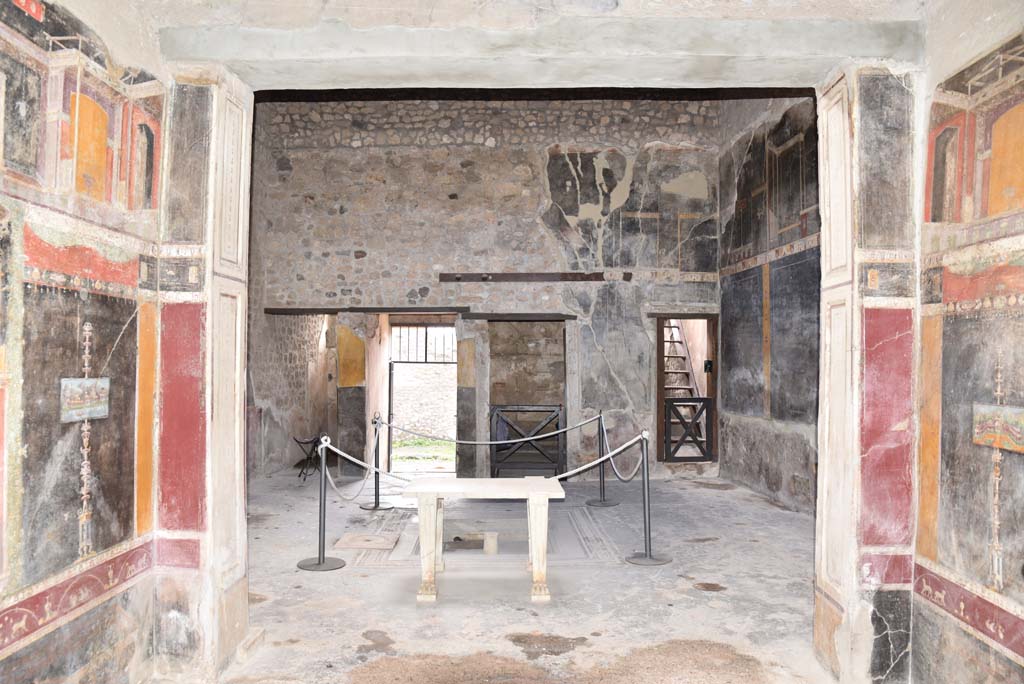 V.4.a Pompeii. March 2018. Room ‘h’, looking west from tablinum, across atrium ‘b’, towards entrance doorway, centre left.
Foto Annette Haug, ERC Grant 681269 DÉCOR.