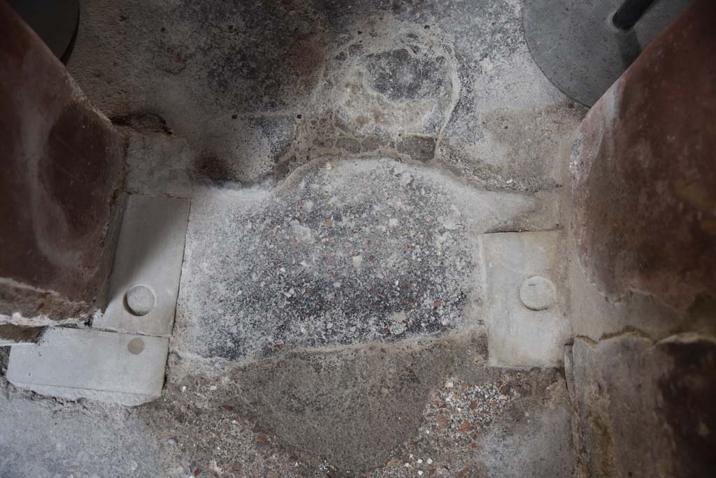 V.4.a Pompeii. March 2018. Room ‘i’, detail of doorway threshold.
Foto Annette Haug, ERC Grant 681269 DÉCOR.