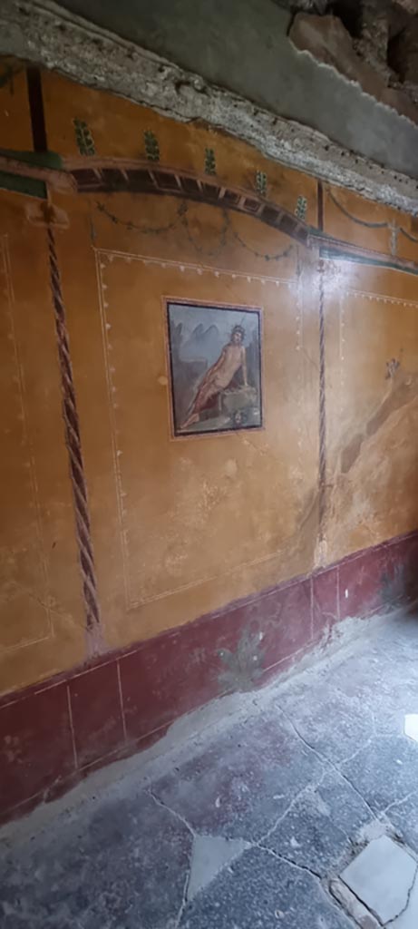 V.4.a Pompeii. January 2023. 
Room ‘i’, looking towards north wall and central painting of Narcissus at the fountain.
Photo courtesy of Miriam Colomer.