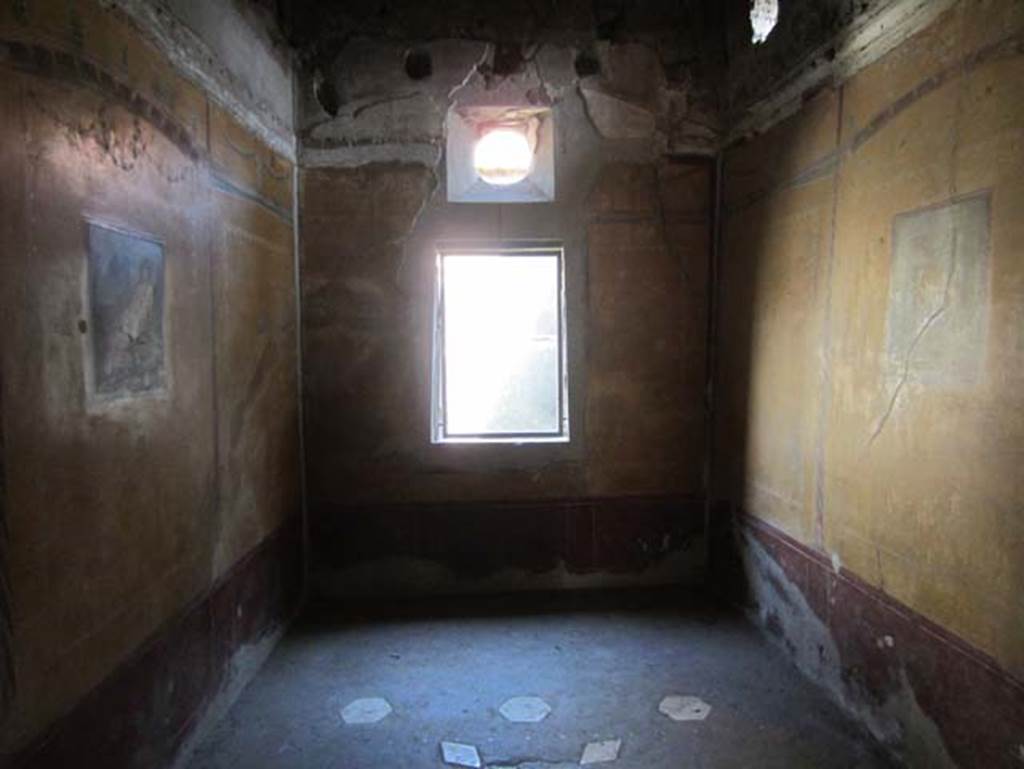 V.4.a Pompeii. March 2012. Room ‘i’, looking east across cubiculum. Photo courtesy of Marina Fuxa.