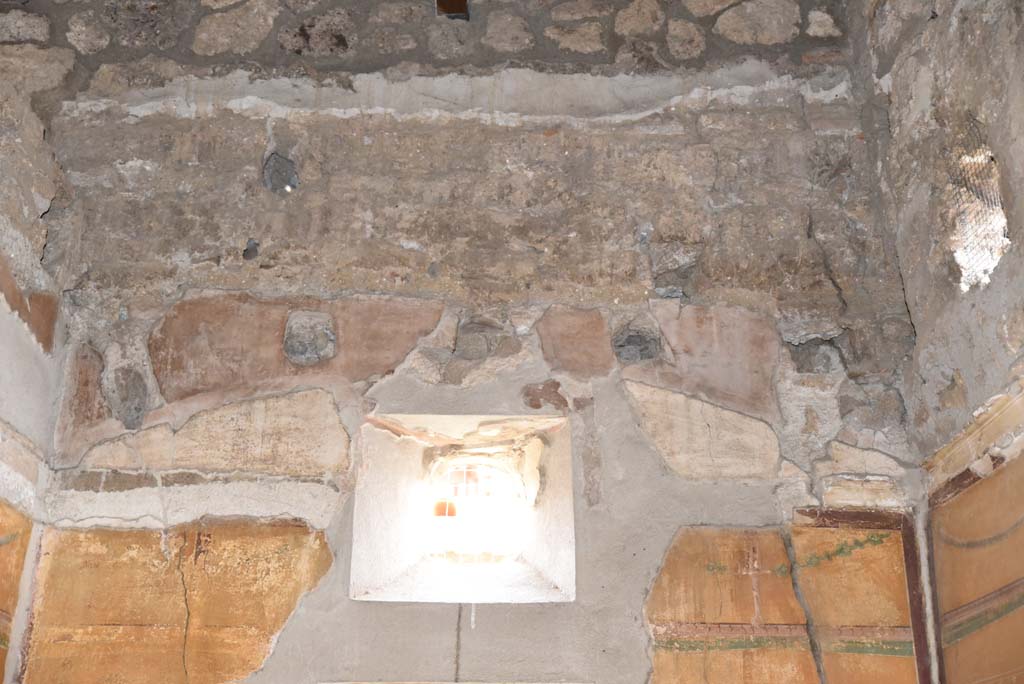 V.4.a Pompeii. March 2018. Room ‘i’, upper east wall above windows.   
Foto Annette Haug, ERC Grant 681269 DÉCOR.
