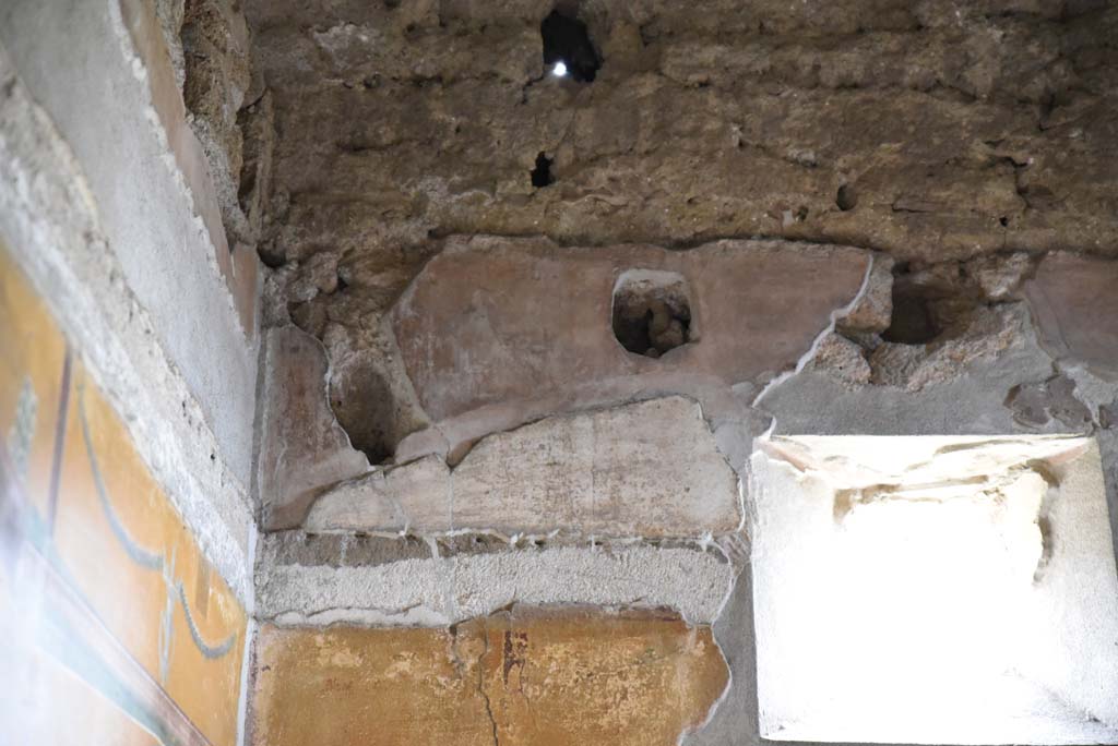 V.4.a Pompeii. March 2018. Room ‘i’, detail from upper east wall in north-east corner.  
Foto Annette Haug, ERC Grant 681269 DÉCOR.