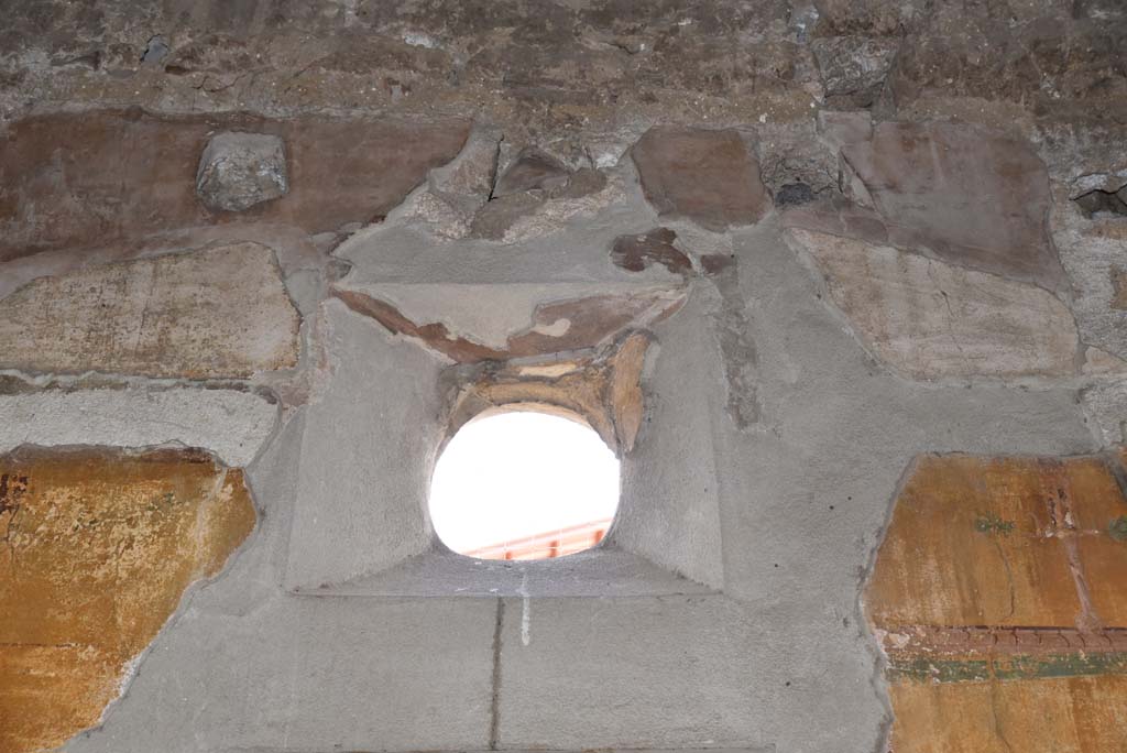 V.4.a Pompeii. March 2018. Room ‘i’, detail of small circular window in east wall.      
Foto Annette Haug, ERC Grant 681269 DÉCOR