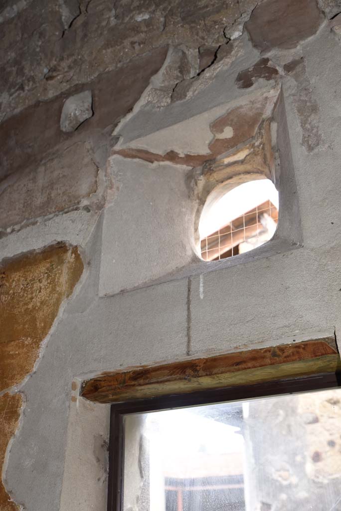 V.4.a Pompeii. March 2018. Room ‘i’, detail of small circular window in east wall.      
Foto Annette Haug, ERC Grant 681269 DÉCOR