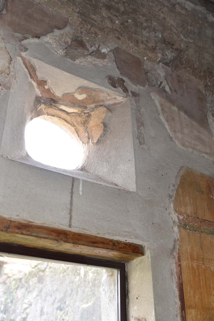 V.4.a Pompeii. March 2018. Room ‘i’, detail of small circular window in east wall.      
Foto Annette Haug, ERC Grant 681269 DÉCOR