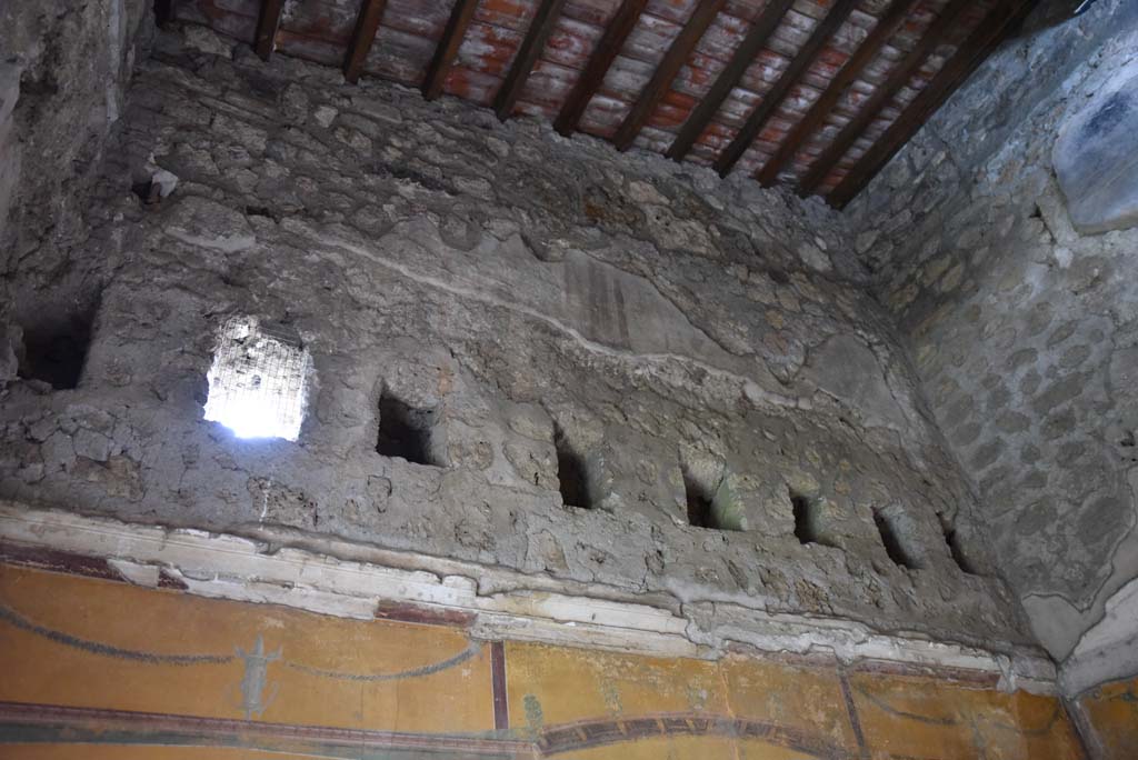 V.4.a Pompeii. March 2018. Room ‘i’, upper south wall decoration.
Foto Annette Haug, ERC Grant 681269 DÉCOR.