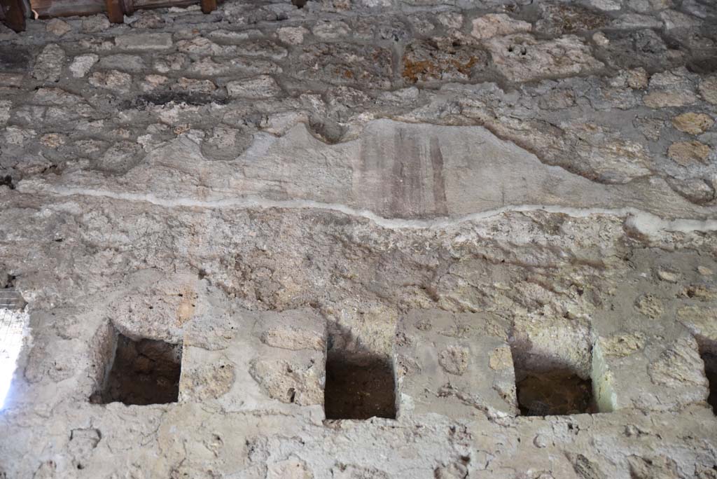 V.4.a Pompeii. March 2018. Room ‘i’, detail of remaining painted decoration above south wall. 
Foto Annette Haug, ERC Grant 681269 DÉCOR.