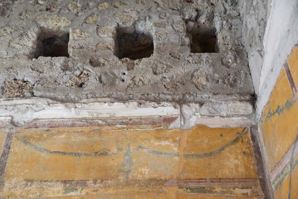 V.4.a Pompeii. March 2018. Room ‘i’, detail from upper south wall in south-west corner.  
Foto Annette Haug, ERC Grant 681269 DÉCOR.