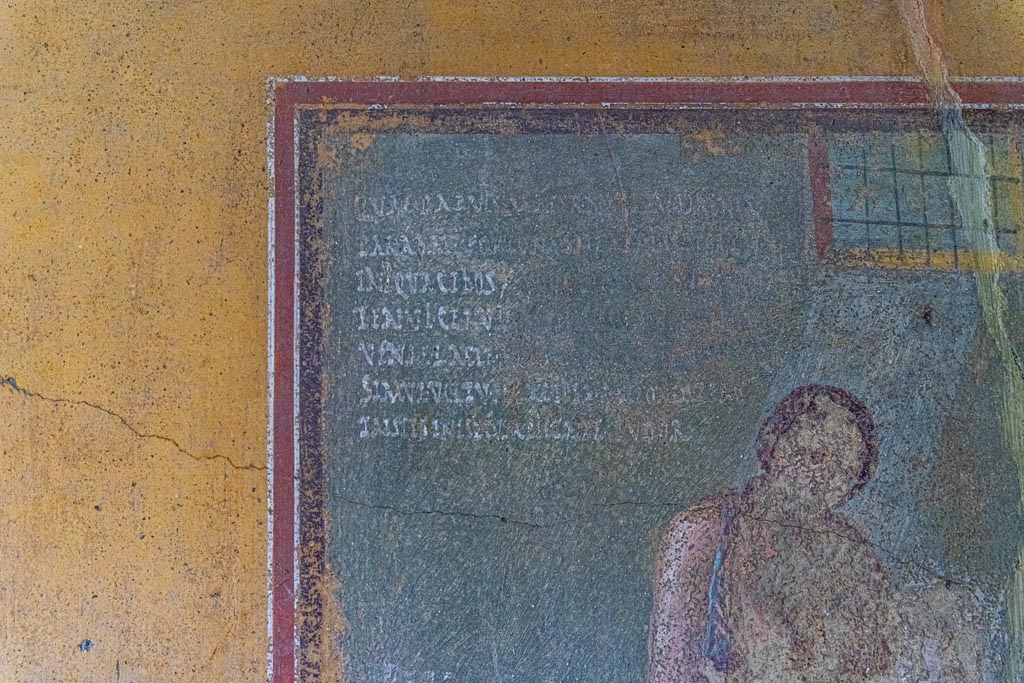 V.4.a Pompeii. October 2023. 
Room ‘i’, south wall of cubiculum, a Latin inscription in white letters can be seen in the top left corner. Photo courtesy of Johannes Eber.