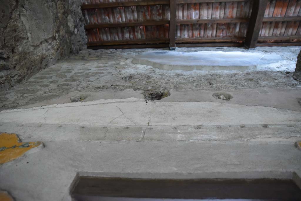 V.4.a Pompeii. March 2018. Room ‘i’, detail from upper west wall, above doorway.   
Foto Annette Haug, ERC Grant 681269 DÉCOR.