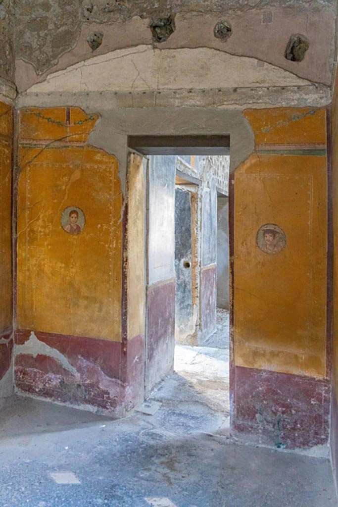 V.4.a Pompeii. October 2023. 
Room ‘i’, looking towards west wall of cubiculum, with doorway to atrium. Photo courtesy of Johannes Eber.