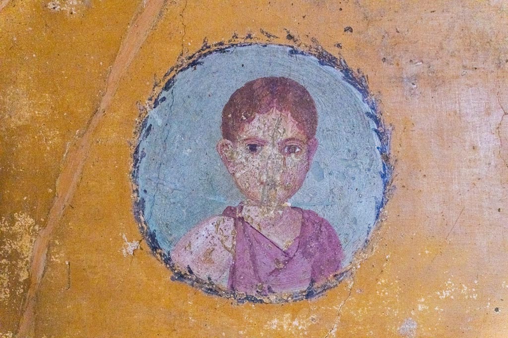 V.4.a Pompeii. October 2023. 
Room ‘i’, wall painting of girl from west wall of cubiculum, on south side of doorway. Photo courtesy of Johannes Eber.