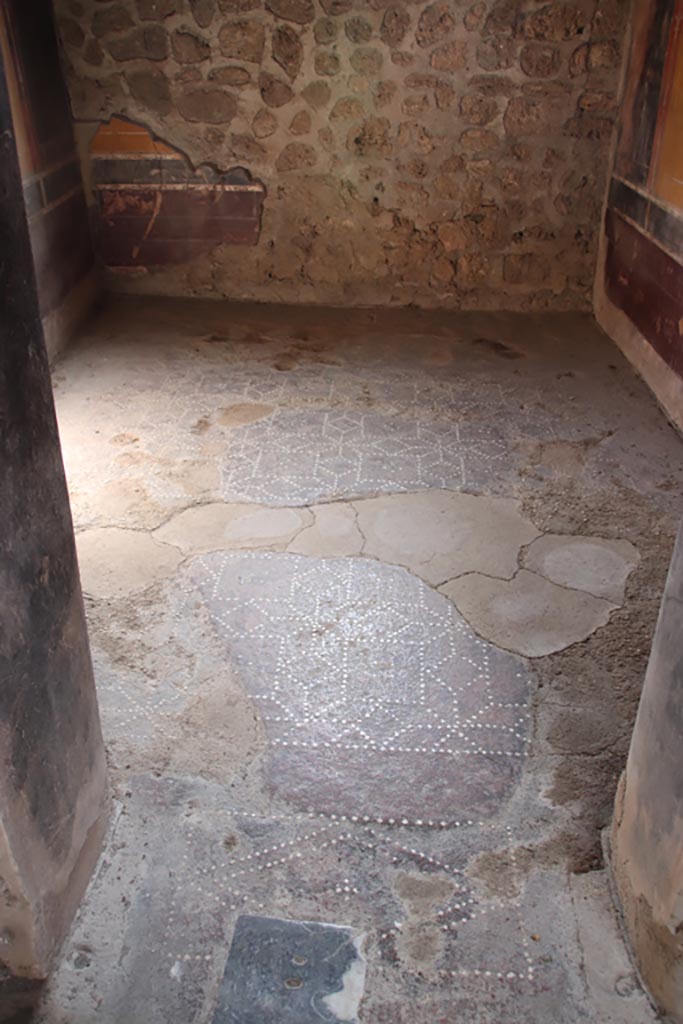 V.4.a Pompeii. October 2023. 
Looking south through doorway across flooring of room ‘g’. Photo courtesy of Klaus Heese.