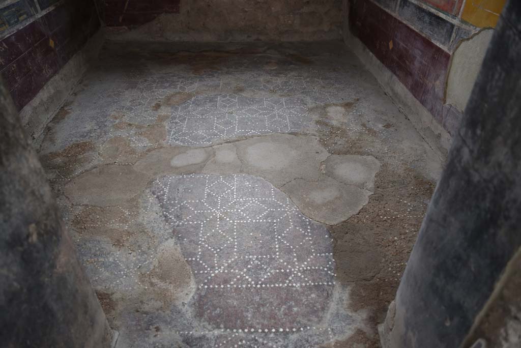 V.4.a Pompeii. March 2018. Room ‘g’, looking south across flooring from doorway. 
Foto Annette Haug, ERC Grant 681269 DÉCOR.