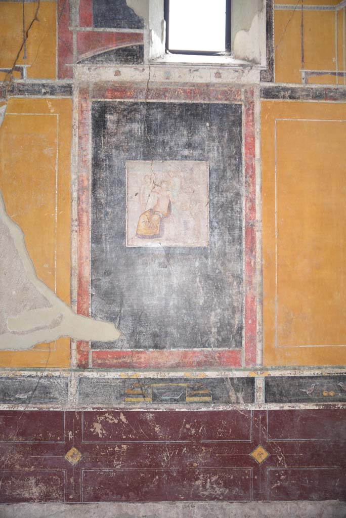V.4.a Pompeii. March 2018. 
Room ‘g’, central panel from east wall with painting of the Toilet of Venus or the Toilette of Aphrodite. 
Foto Annette Haug, ERC Grant 681269 DÉCOR.
