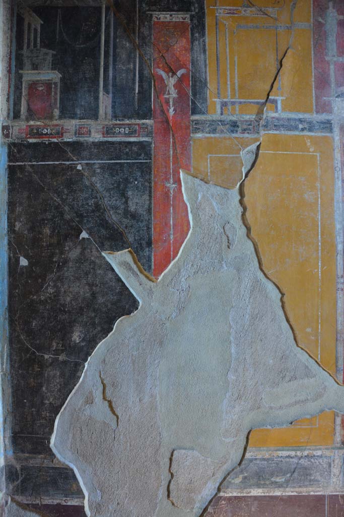 V.4.a Pompeii. March 2019. 
Room ‘g’, east wall in north-east corner of cubiculum with remaining paintings in predella.
Foto Annette Haug, ERC Grant 681269 DÉCOR.