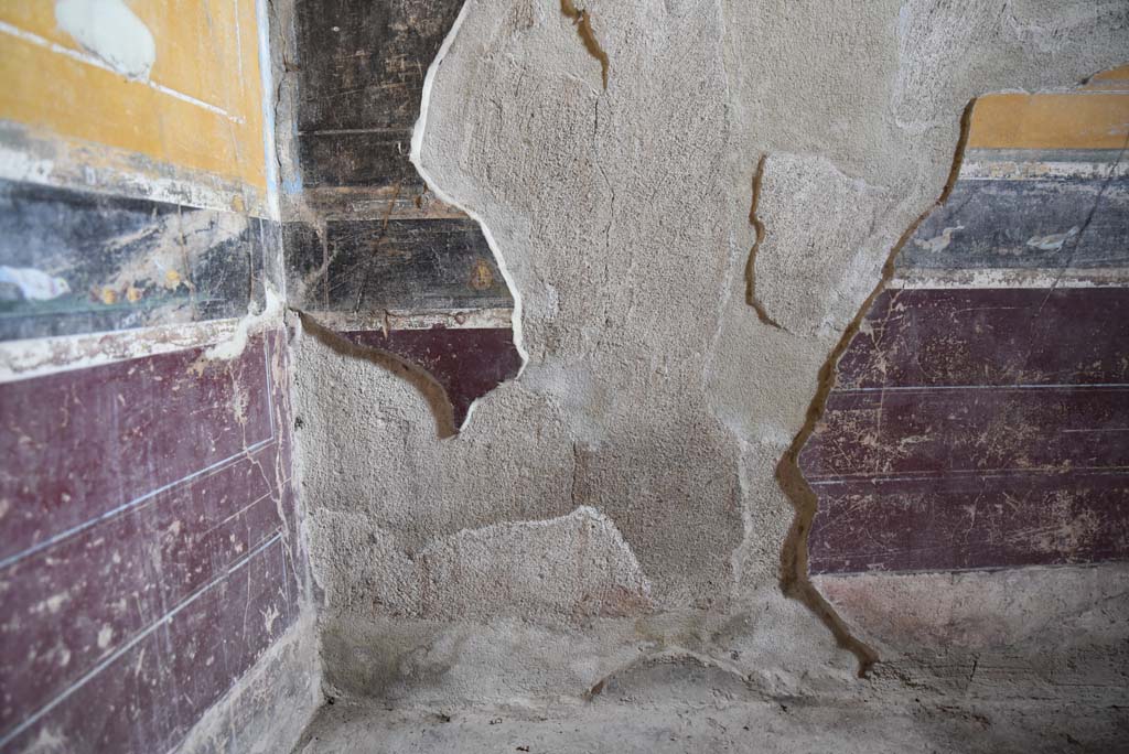 V.4.a Pompeii. March 2018. 
Room ‘g’, lower east wall at north end with detail of paintings in predella. 
Foto Annette Haug, ERC Grant 681269 DÉCOR.