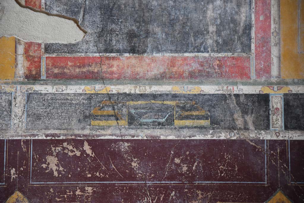 V.4.a Pompeii. March 2018. Room ‘g’, detail of garden painting in predella in centre of east wall.  
Foto Annette Haug, ERC Grant 681269 DÉCOR.