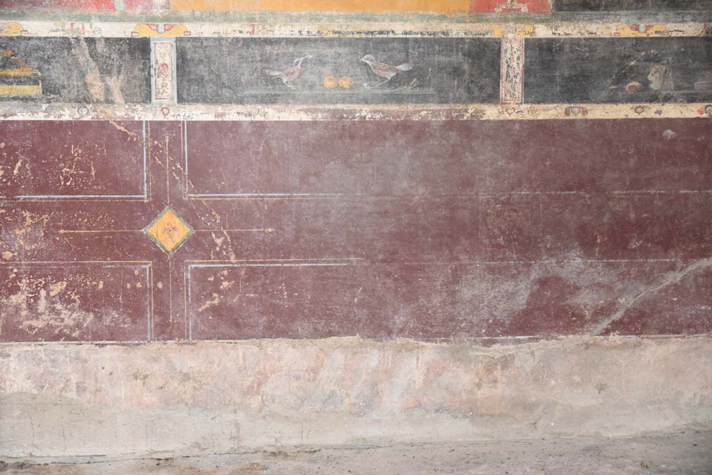V.4.a Pompeii. March 2018. 
Room ‘g’, zoccolo on lower east wall with bird painting in predella above it, on south side of central panel. 
Foto Annette Haug, ERC Grant 681269 DÉCOR.