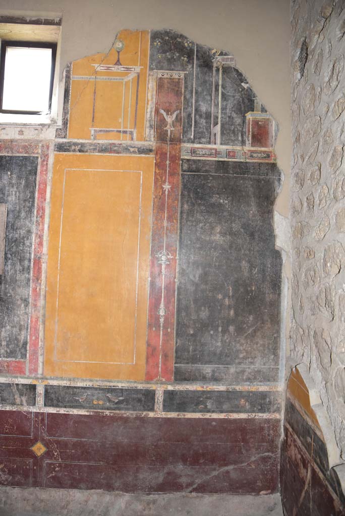 V.4.a Pompeii. March 2018. 
Room ‘g’, east wall at south end showing paintings in predella above zoccolo. 
Foto Annette Haug, ERC Grant 681269 DÉCOR.
