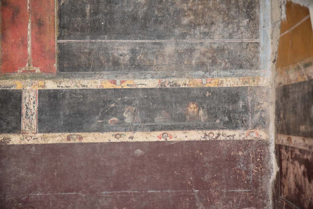 V.4.a Pompeii. March 2018. Room ‘g’, detail of paintings in predella above zoccolo at south end of east wall. 
Foto Annette Haug, ERC Grant 681269 DÉCOR.