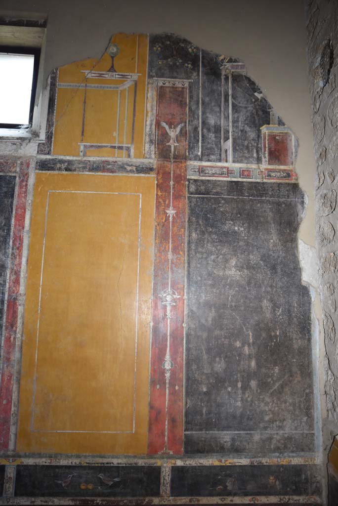 V.4.a Pompeii. March 2018. 
Room ‘g’, detail from east wall at south end with detail of paintings in predella. 
Foto Annette Haug, ERC Grant 681269 DÉCOR.