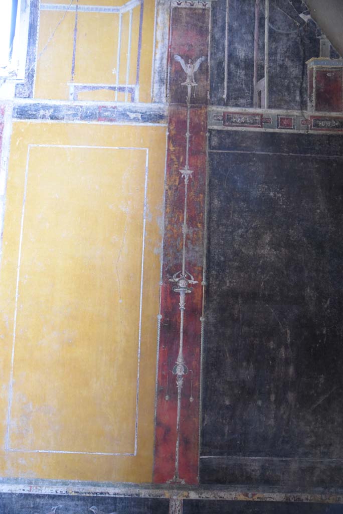 V.4.a Pompeii. March 2018. 
Room ‘g’, east wall at south end with detail of painted candelabra.  
Foto Annette Haug, ERC Grant 681269 DÉCOR.