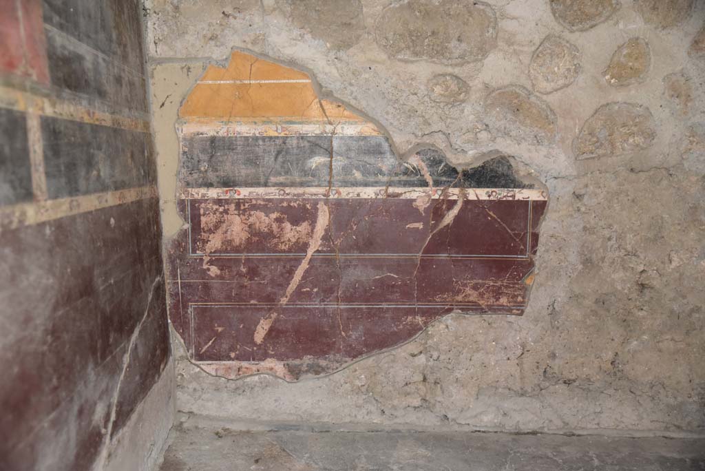 V.4.a Pompeii. March 2018. Room ‘g’, remaining zoccolo on lower south wall with painting of birds above it.
Foto Annette Haug, ERC Grant 681269 DÉCOR.