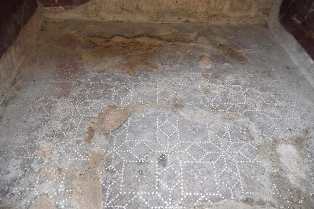 V.4.a Pompeii. March 2018. Room ‘g’, looking south across flooring at south end of cubiculum.  
Foto Annette Haug, ERC Grant 681269 DÉCOR.