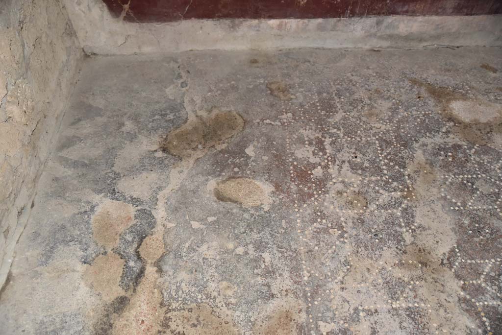 V.4.a Pompeii. March 2018. Room ‘g’, looking west across flooring in south-west corner. 
Foto Annette Haug, ERC Grant 681269 DÉCOR.