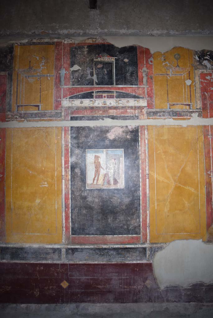 V.4.a Pompeii. March 2018. Room ‘g’, central panel on west wall.
Foto Annette Haug, ERC Grant 681269 DÉCOR.