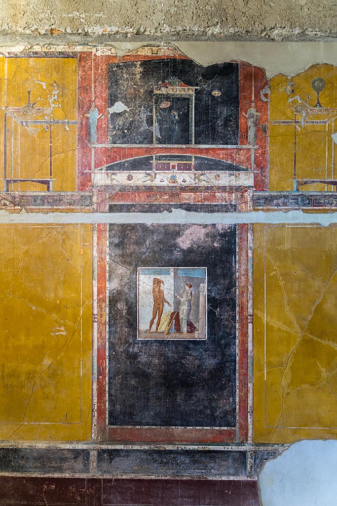 V.4.a Pompeii. January 2023. 
Room ‘g’, central panel on west wall with painting of Theseus and Ariadne at the entrance of the Labyrinth.
Photo courtesy of Johannes Eber.