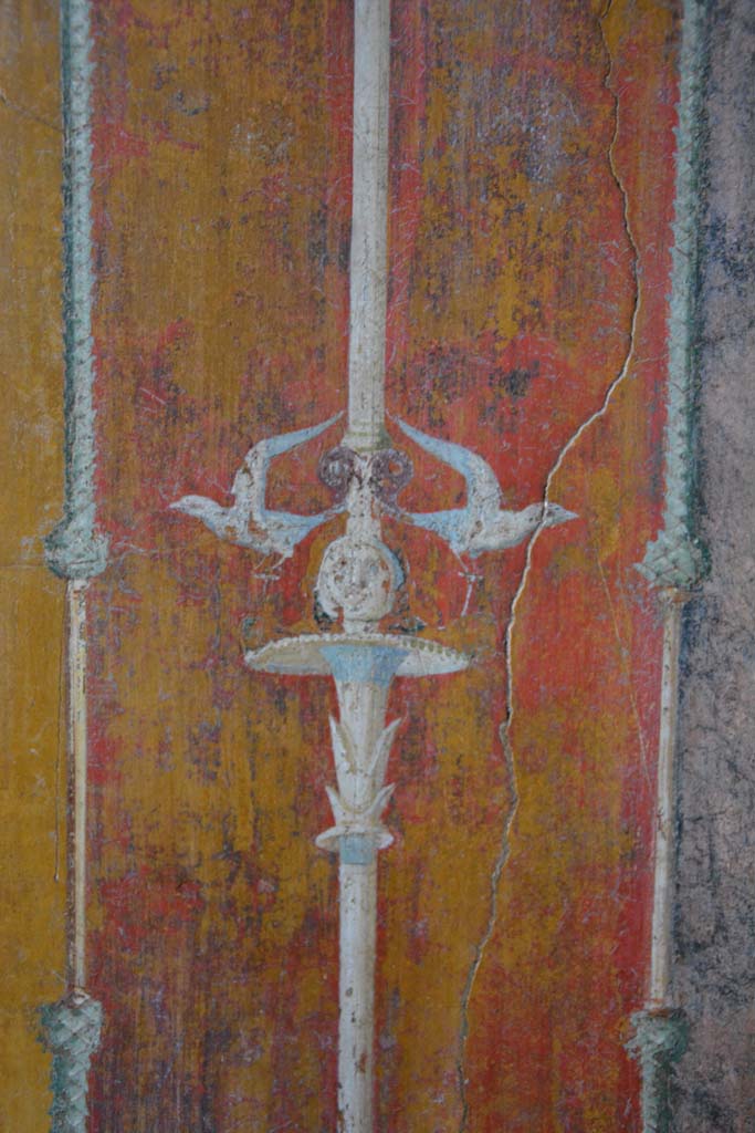 V.4.a Pompeii. March 2018. 
Room ‘g’, detail from panel between yellow and black panel at north end of west wall. 
Foto Annette Haug, ERC Grant 681269 DÉCOR.
