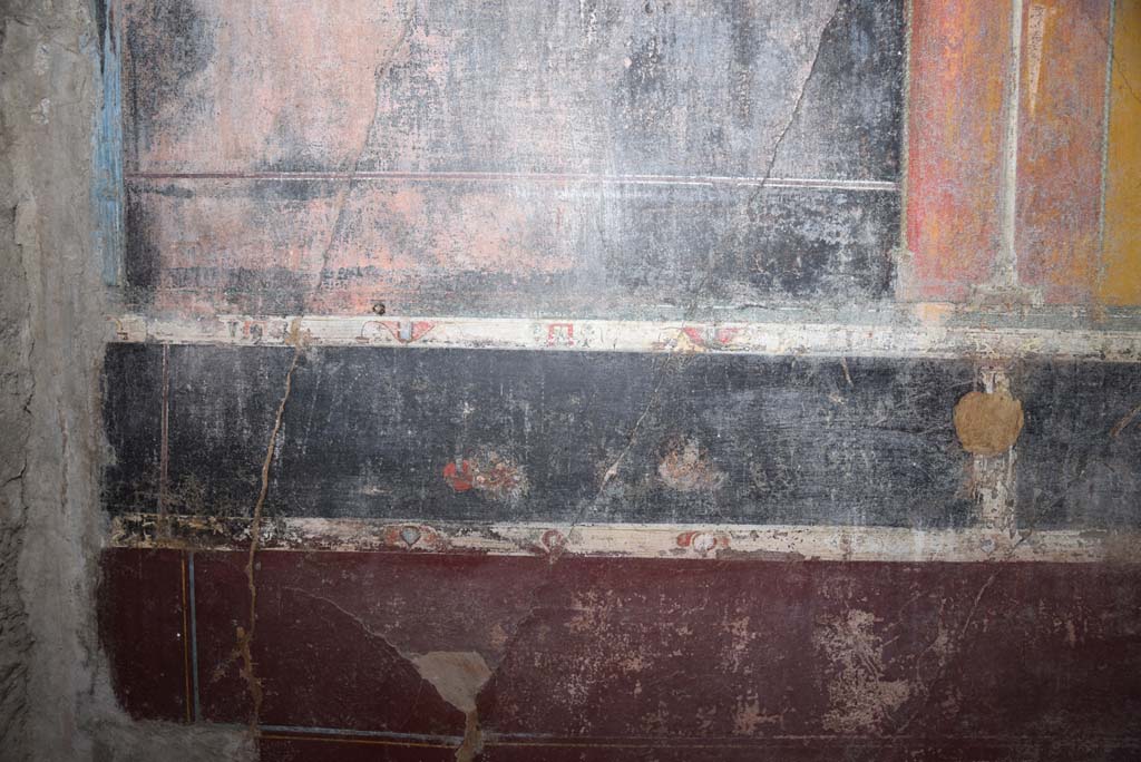 V.4.a Pompeii. March 2018. Room ‘g’, predella above zoccolo on south end of lower west wall.
Foto Annette Haug, ERC Grant 681269 DÉCOR.