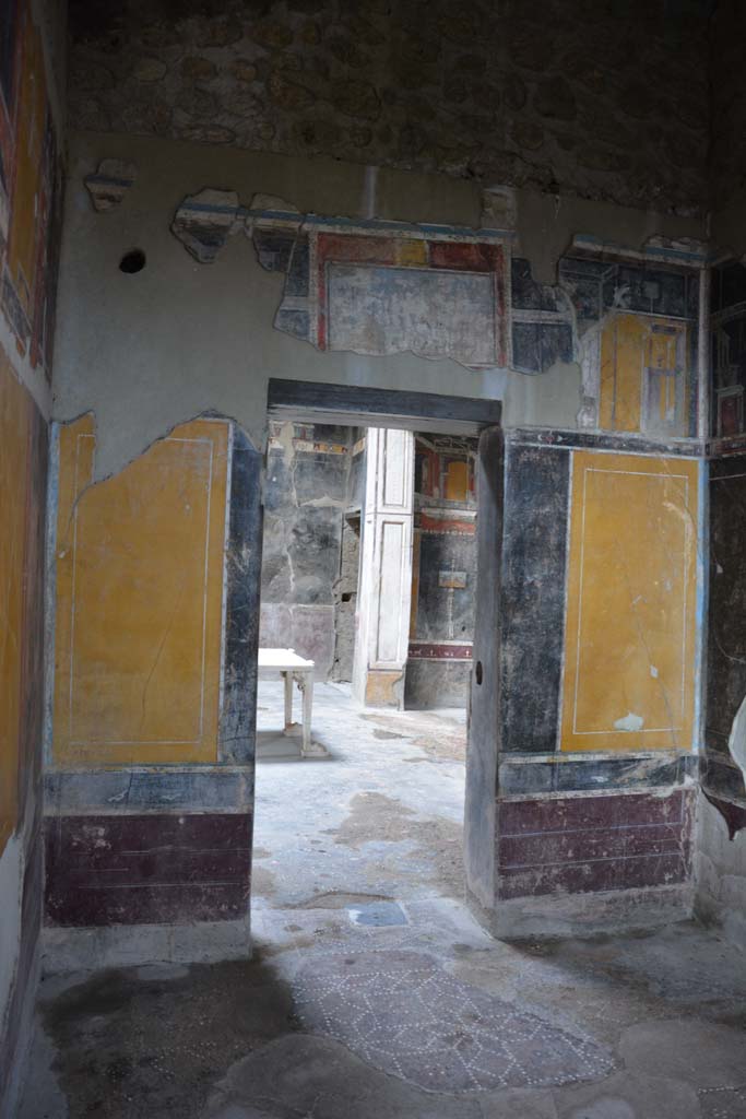 V.4.a Pompeii. March 2018. Room ‘g’, looking towards north wall with doorway to atrium ‘b’.
Foto Annette Haug, ERC Grant 681269 DÉCOR.