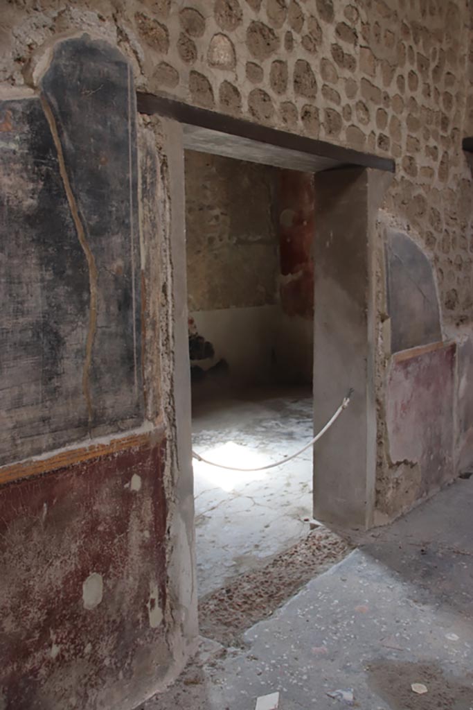 V.4.a Pompeii. October 2023. 
Doorway to room ‘f’ in south wall of atrium. Photo courtesy of Klaus Heese.